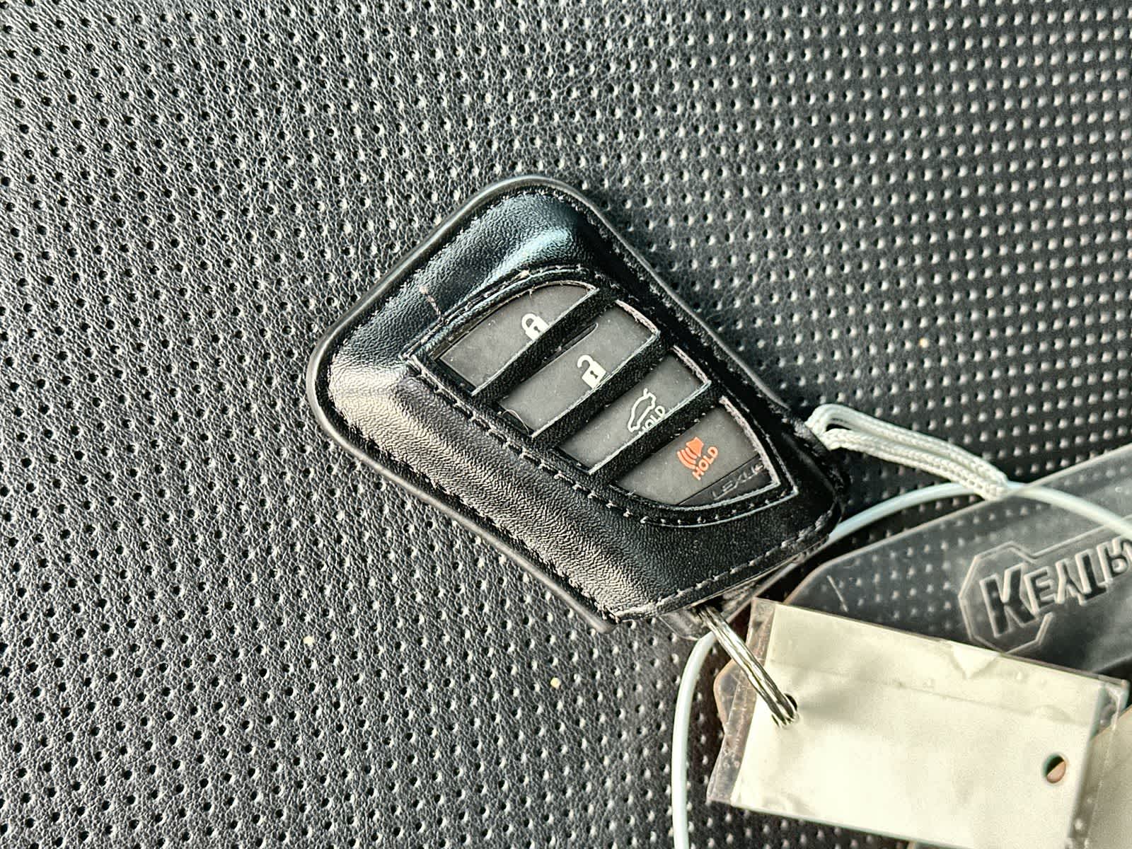 Thumbnail: 2022 Lexus ES - 20