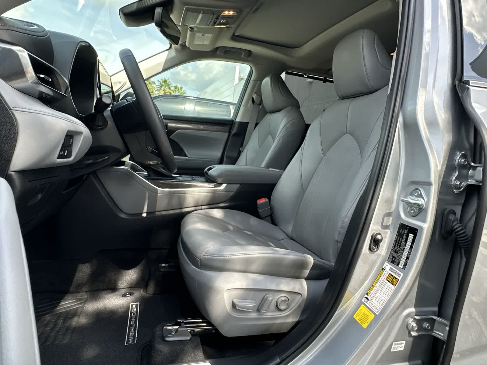 Thumbnail: 2023 Toyota Highlander - 11