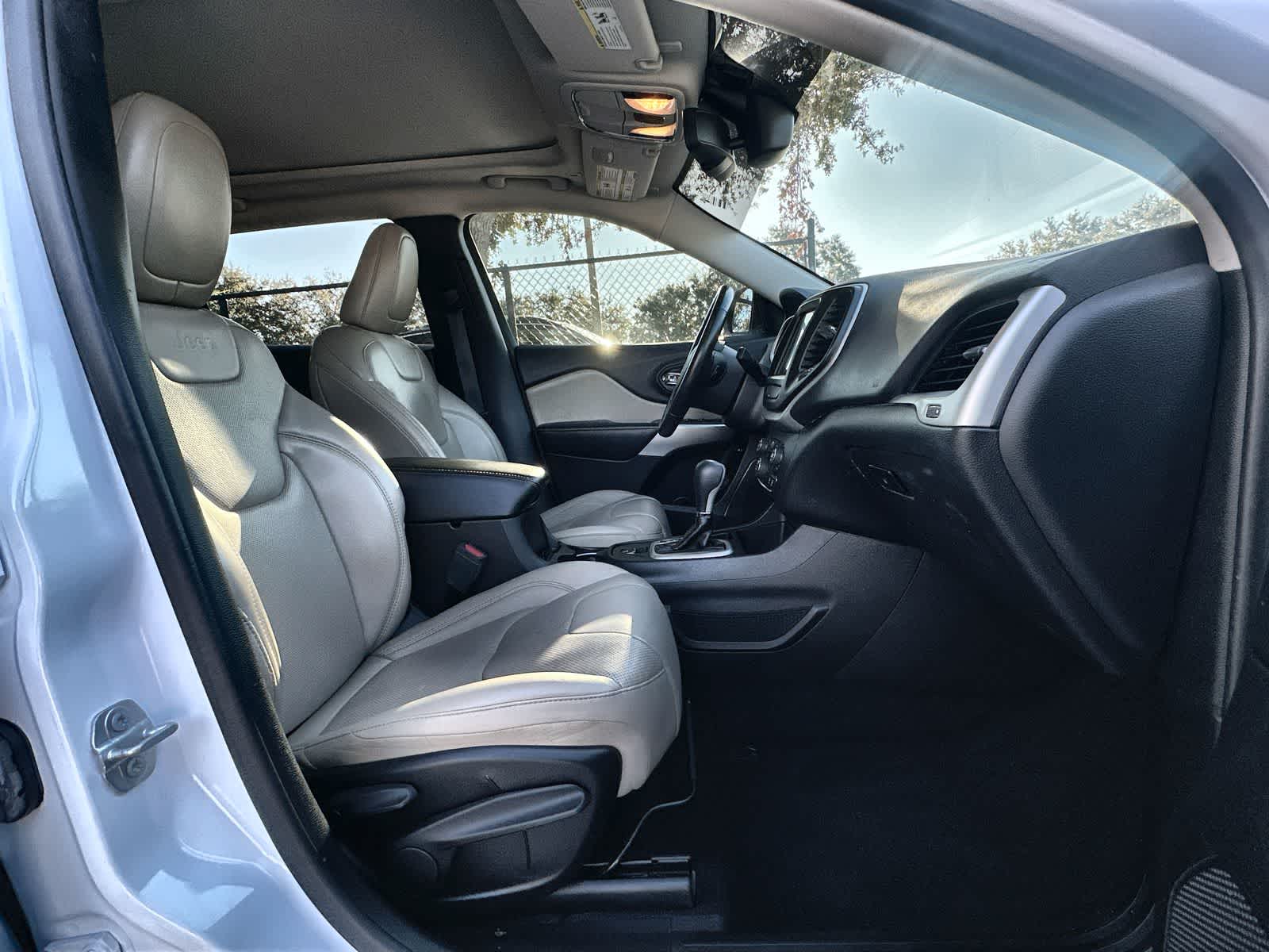 Thumbnail: 2018 Jeep Cherokee - 14