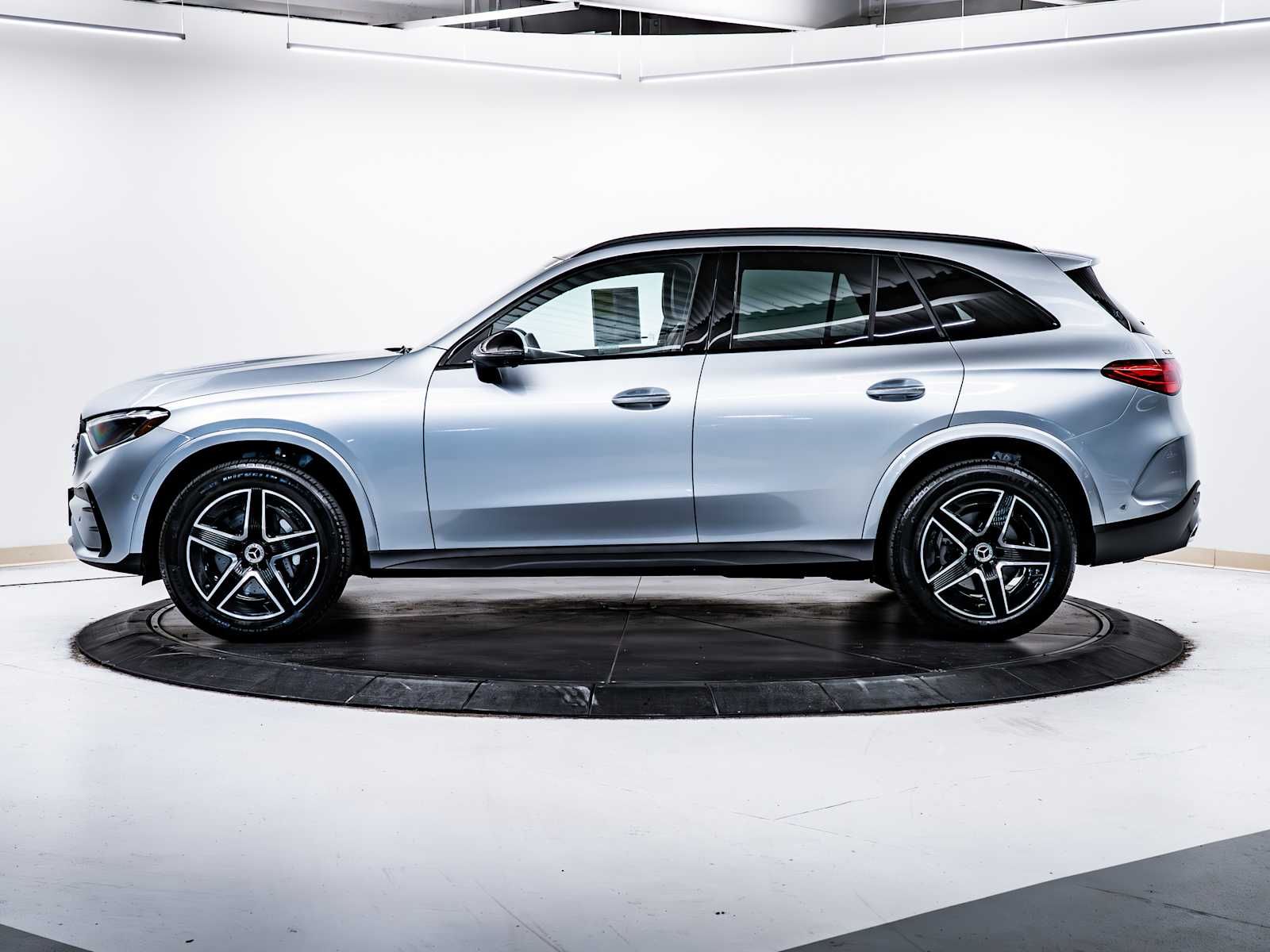 2025 Mercedes Benz GLC 300 4MATIC photo 4