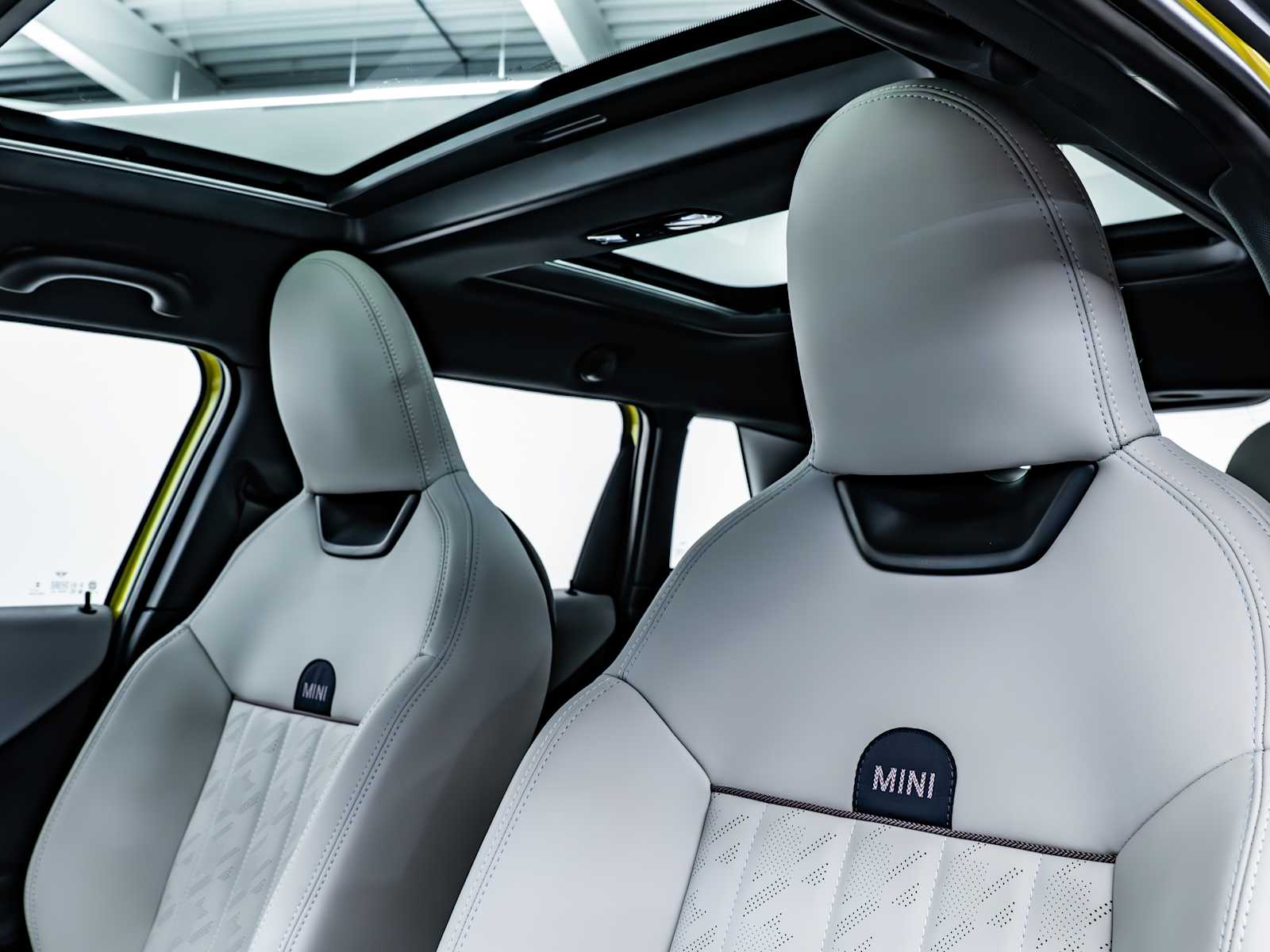 used 2025 MINI Hardtop 4 Door car, priced at $31,998