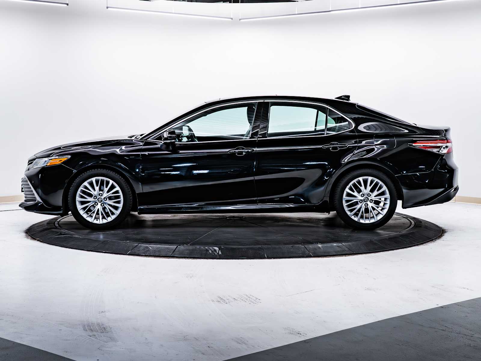 2018 Toyota Camry SE XLE photo 4