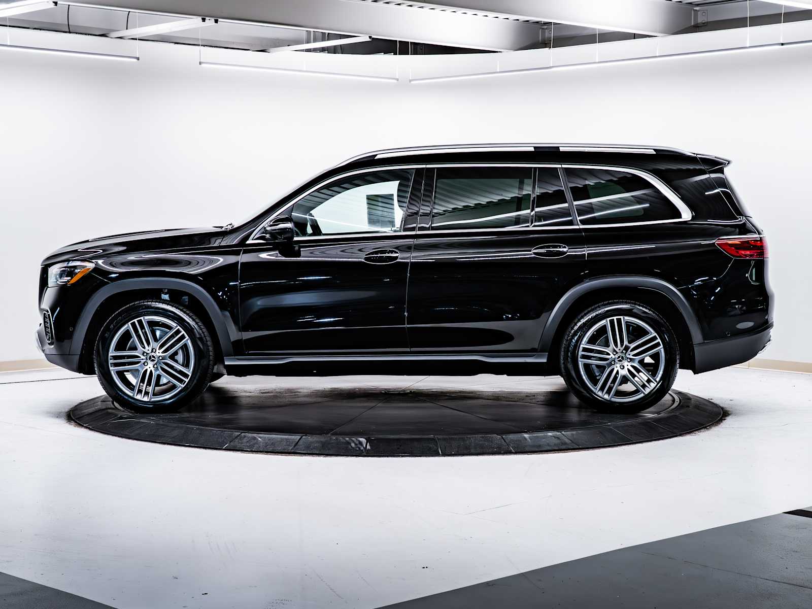 2025 Mercedes Benz GLS 450 4MATIC photo 4