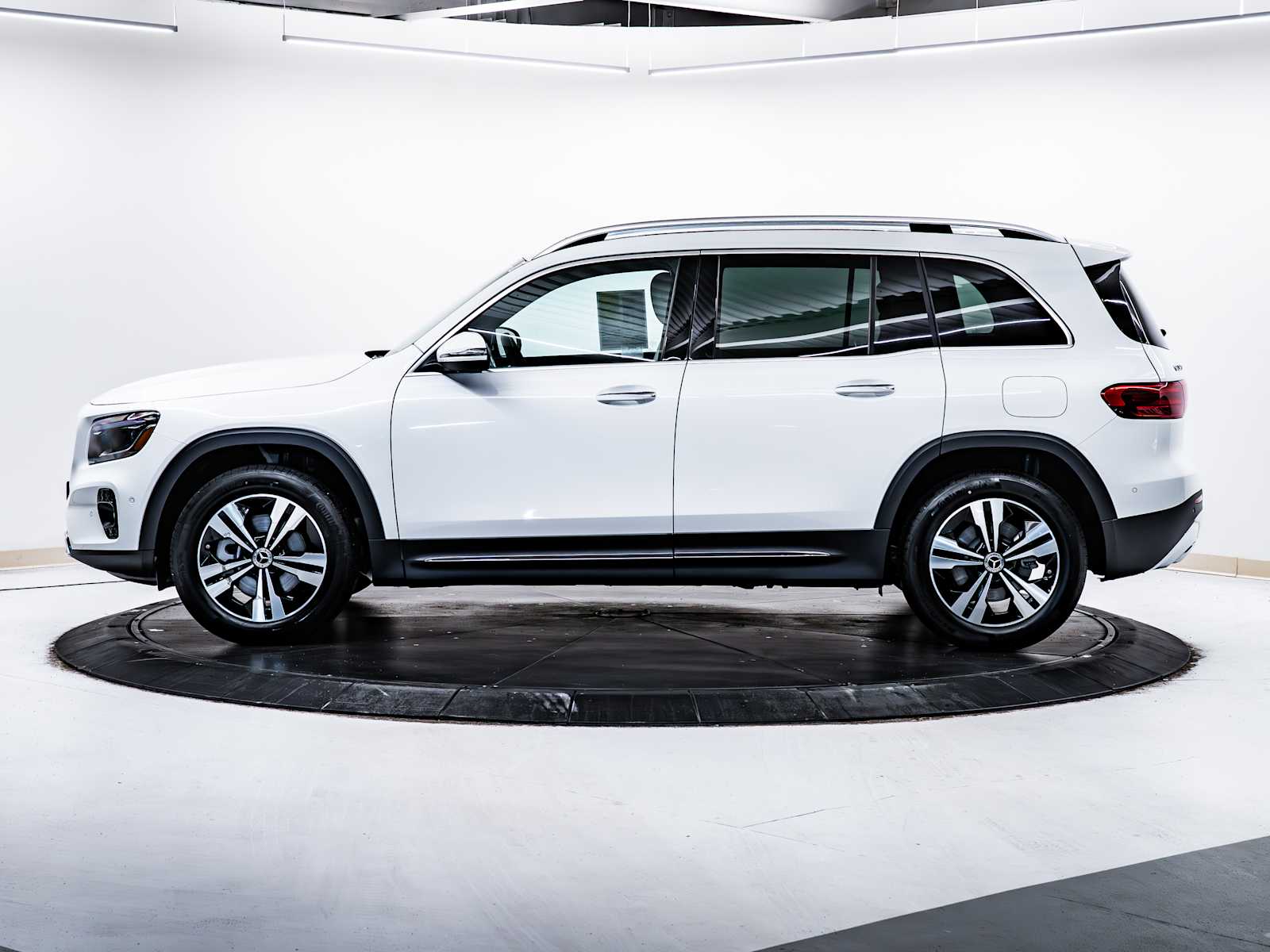 2025 Mercedes Benz GLB 250 4MATIC photo 4