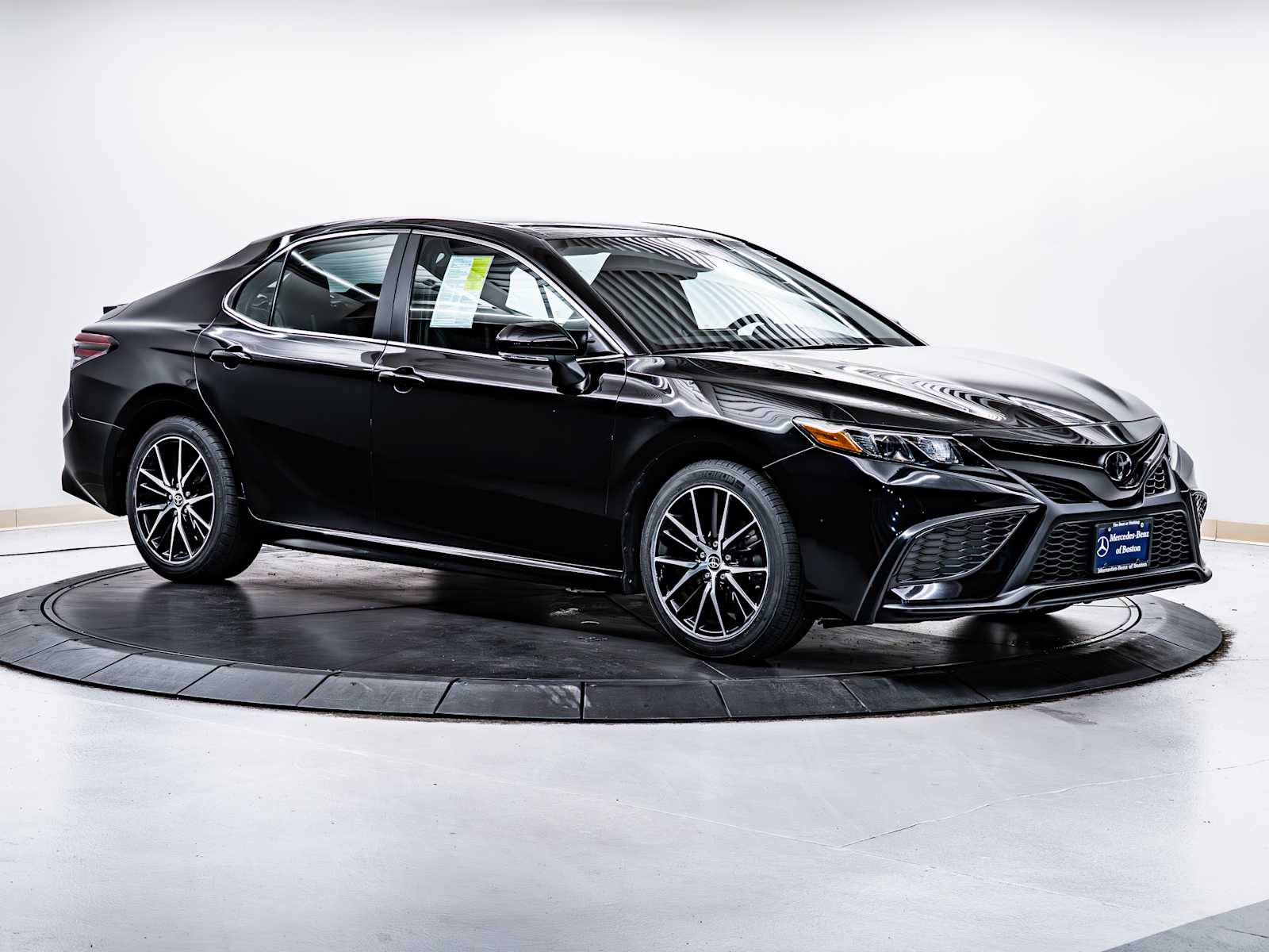 2023 Toyota Camry SE's photo