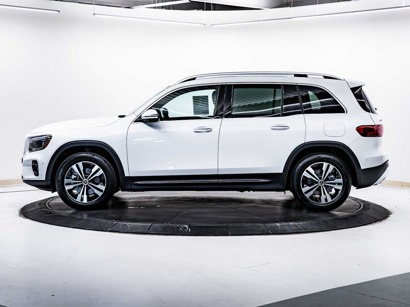 2025 Mercedes Benz GLB 250 4MATIC photo 4