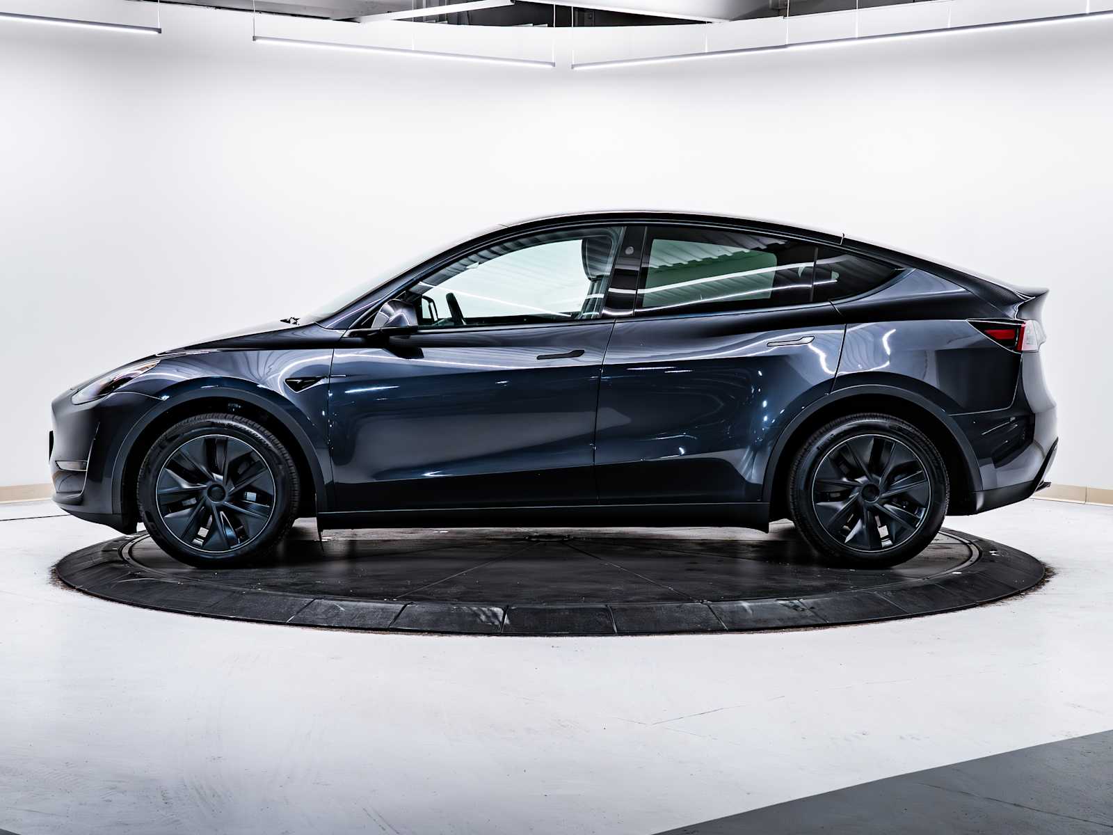 2025 Tesla Model Y Long Range photo 4