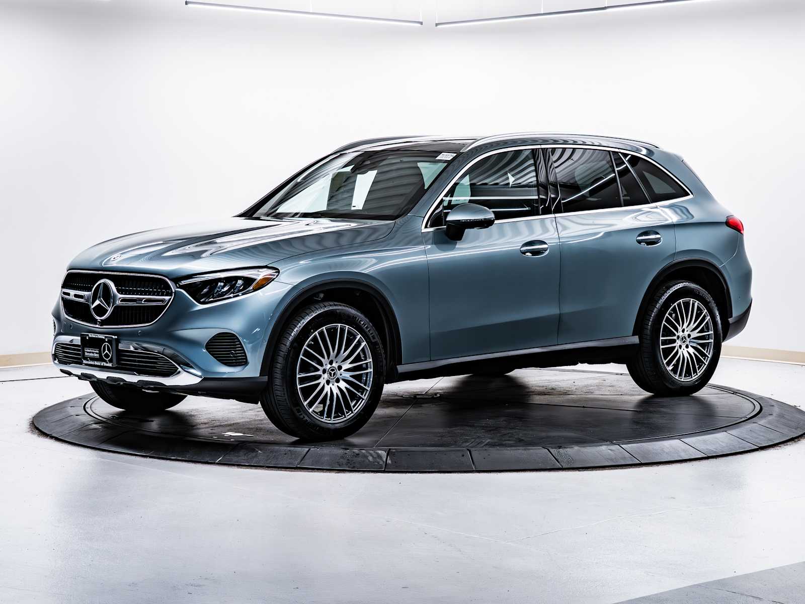 2025 Mercedes Benz GLC 300 4MATIC photo 3