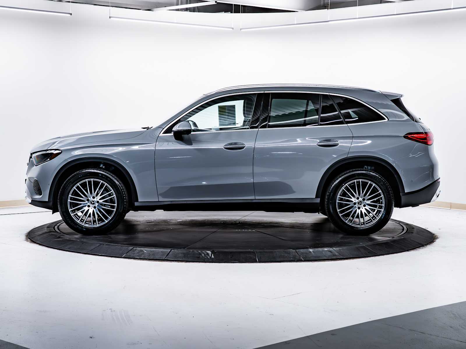 2025 Mercedes Benz GLC 300 4MATIC photo 2