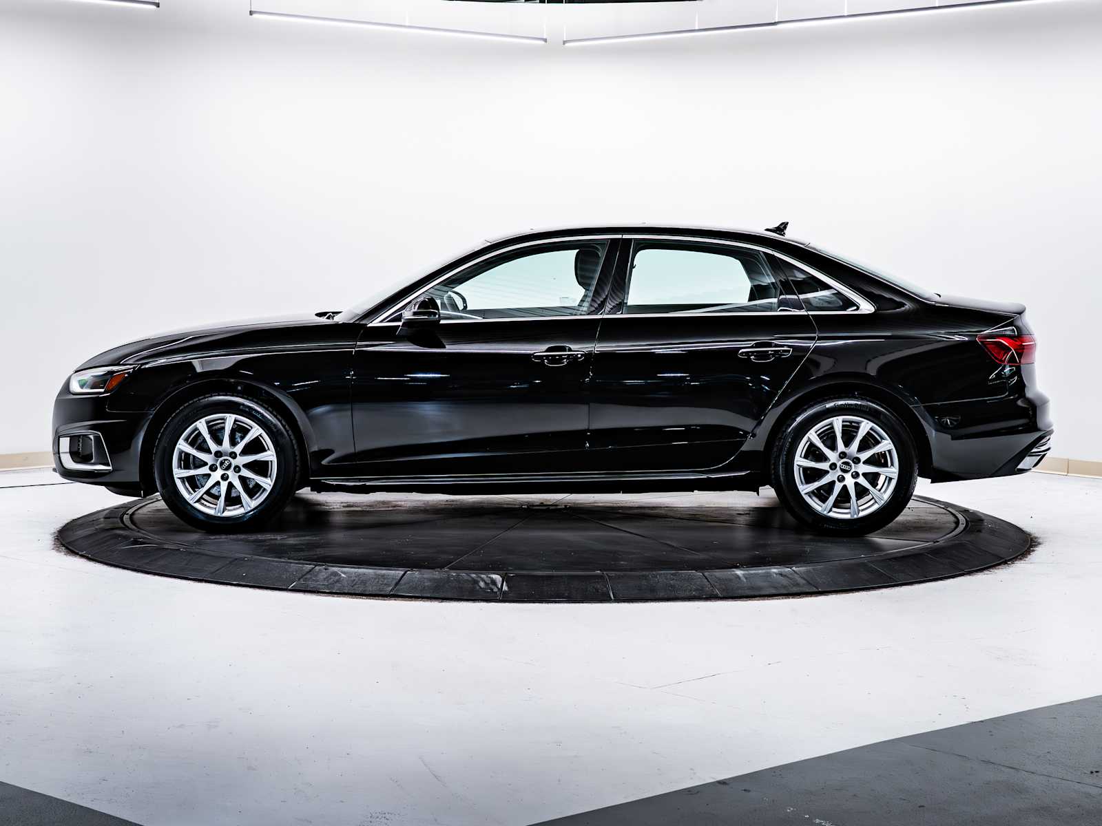 2021 Audi A4 40 Premium photo 4