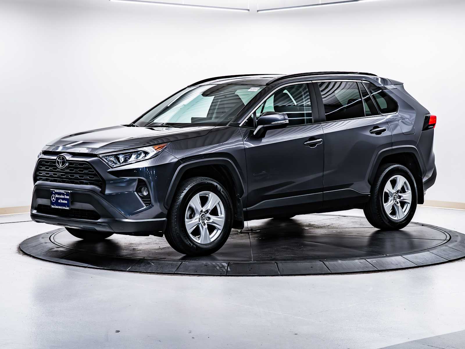 2019 Toyota RAV4 XLE photo 3