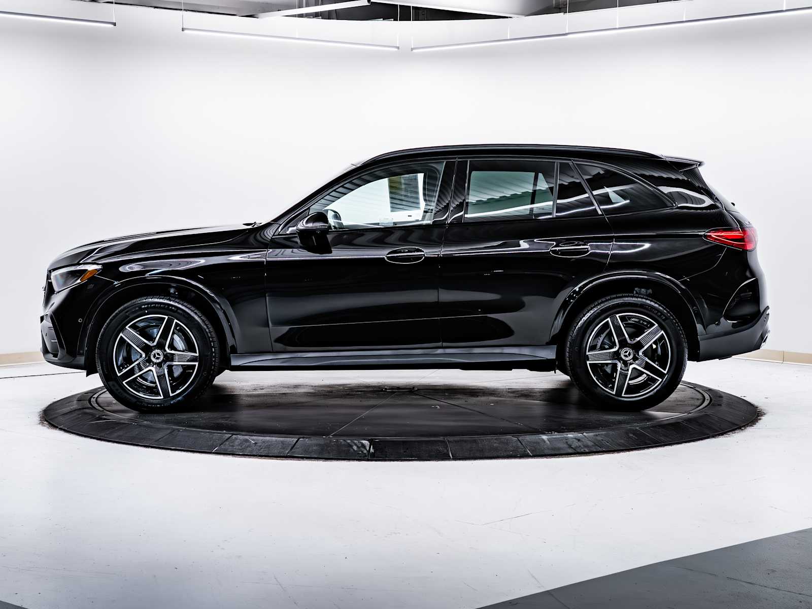 2025 Mercedes Benz GLC 300 AMG photo 2