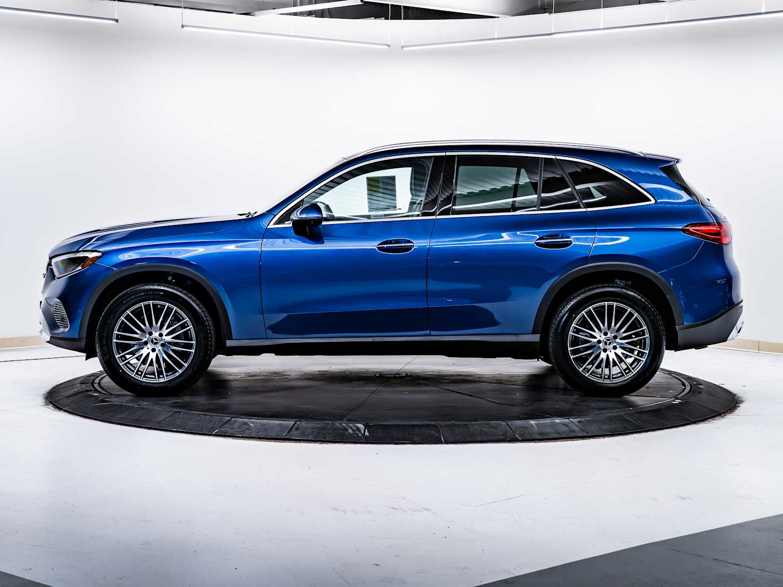 2025 Mercedes Benz GLC 300 4MATIC photo 4