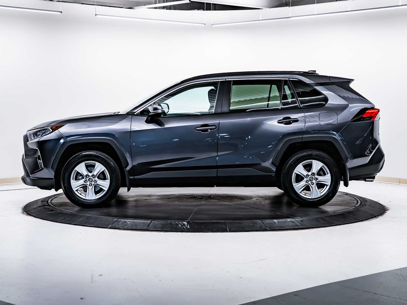2019 Toyota RAV4 XLE photo 4