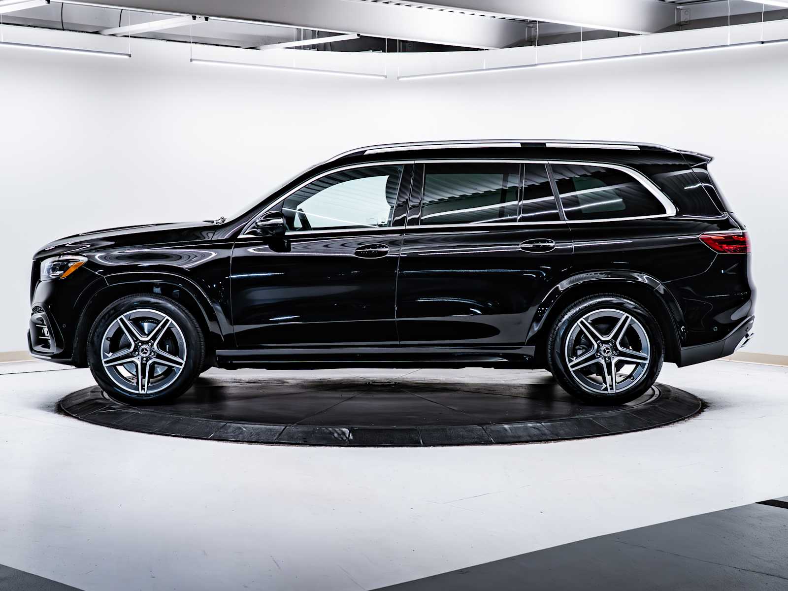 2024 Mercedes Benz GLS 450 4MATIC photo 2