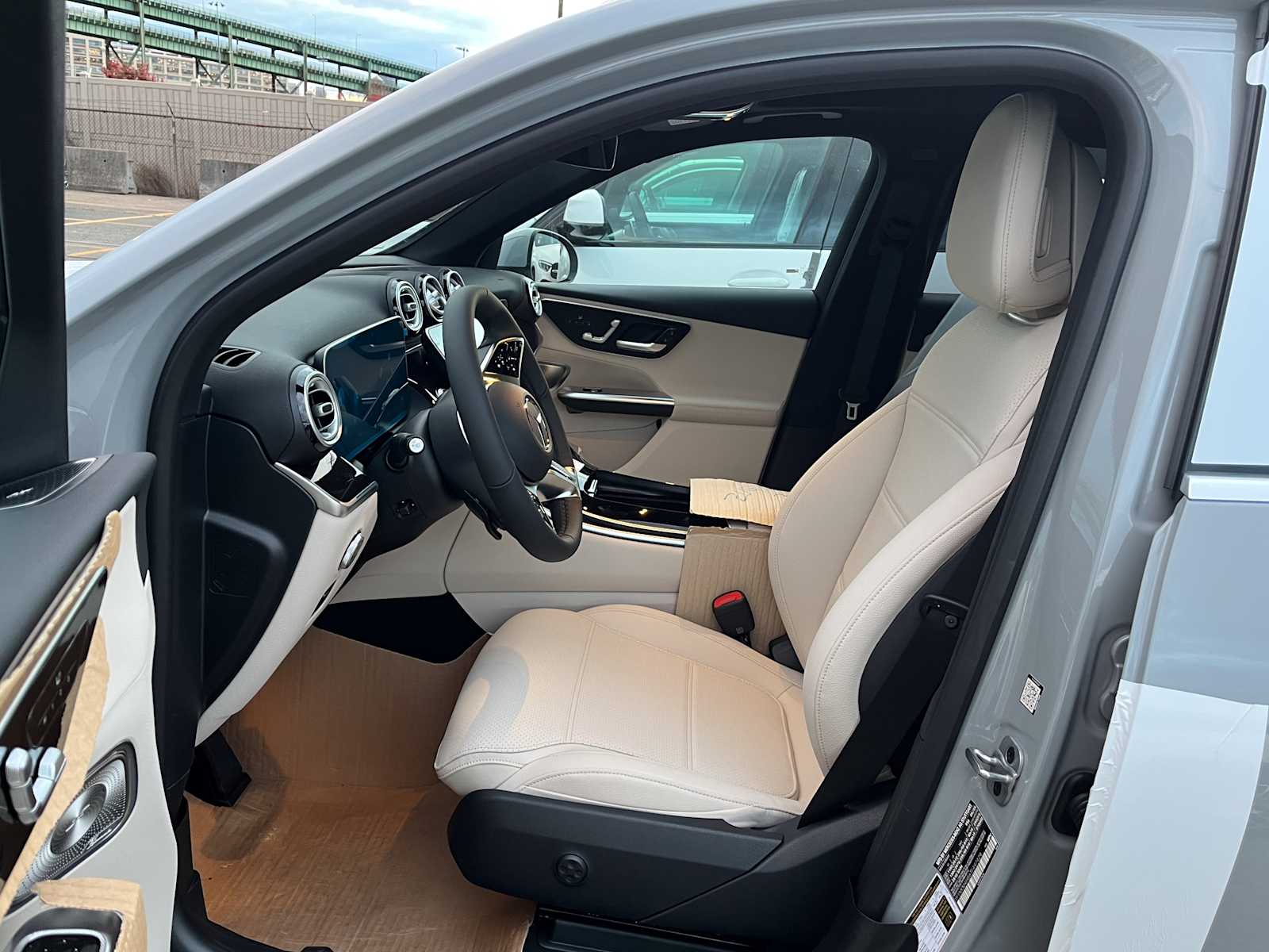 2026 Mercedes Benz GLC 300 4MATIC photo 3