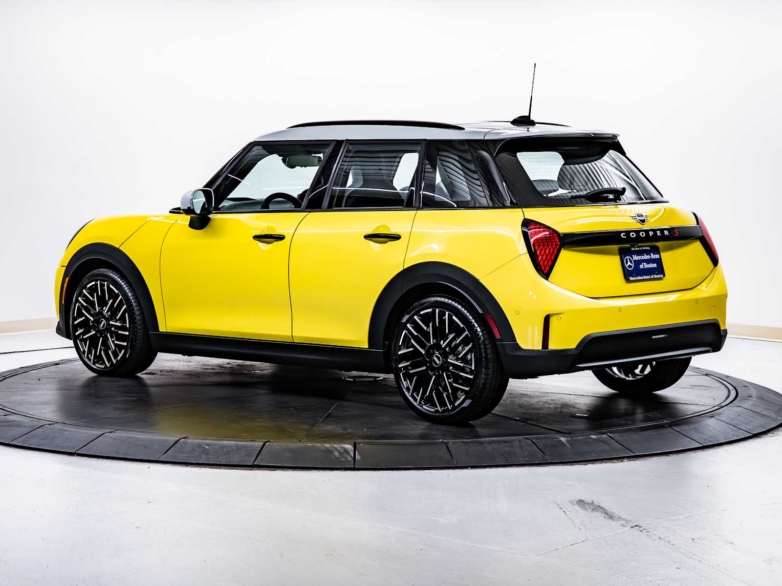 used 2025 MINI Hardtop 4 Door car, priced at $31,998