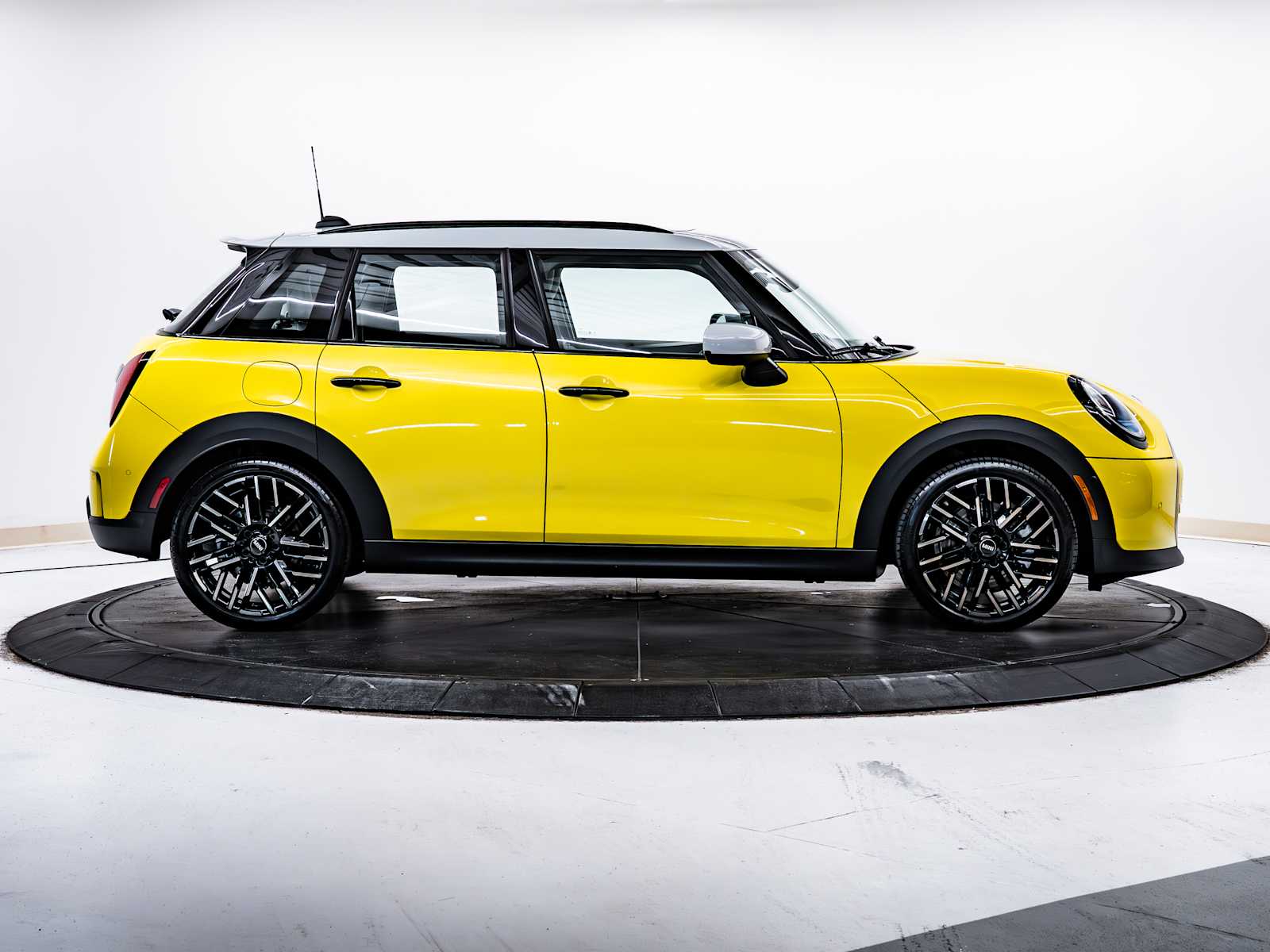 used 2025 MINI Hardtop 4 Door car, priced at $31,998