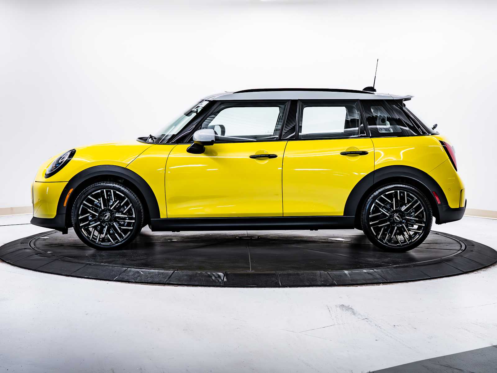 used 2025 MINI Hardtop 4 Door car, priced at $31,998