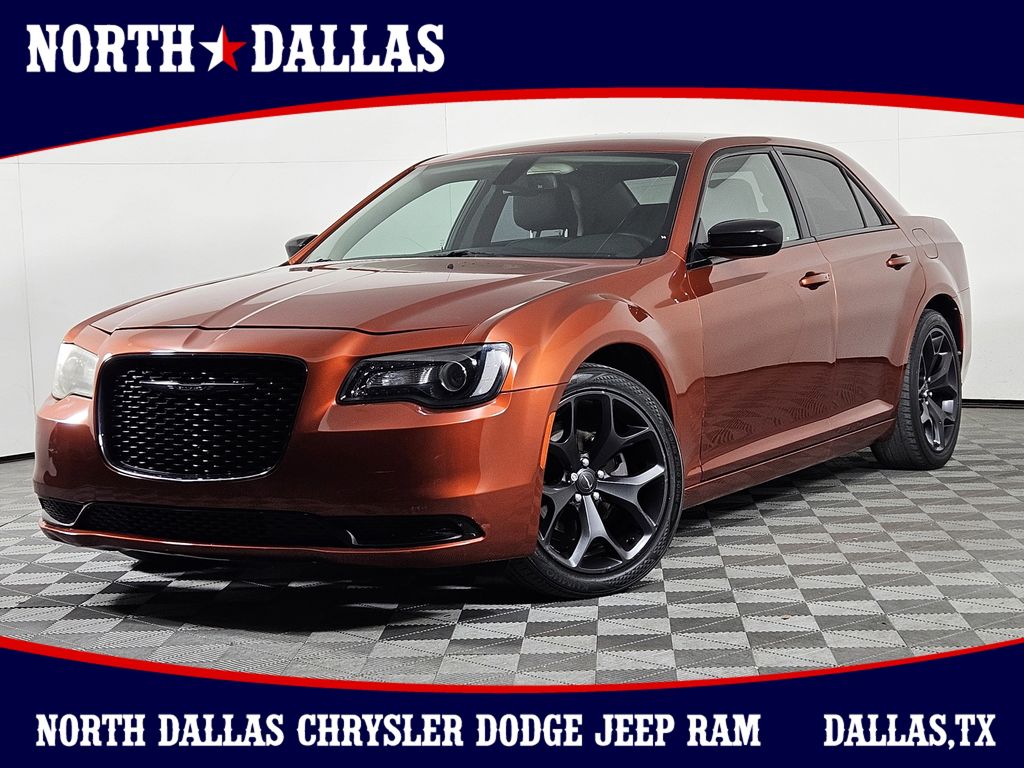 2020 Chrysler 300 Touring's photo