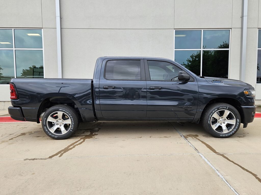 New 2026 Ram 1500 EXPRESS CREW CAB 4X2 5'7 BOX Pickup