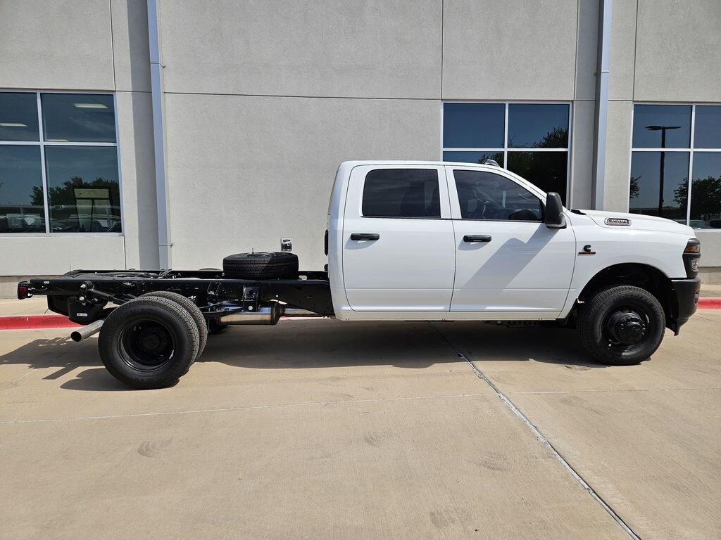 New 2026 Ram 3500 Chassis Cab TRADESMAN CREW 4X4 60' CA Pickup