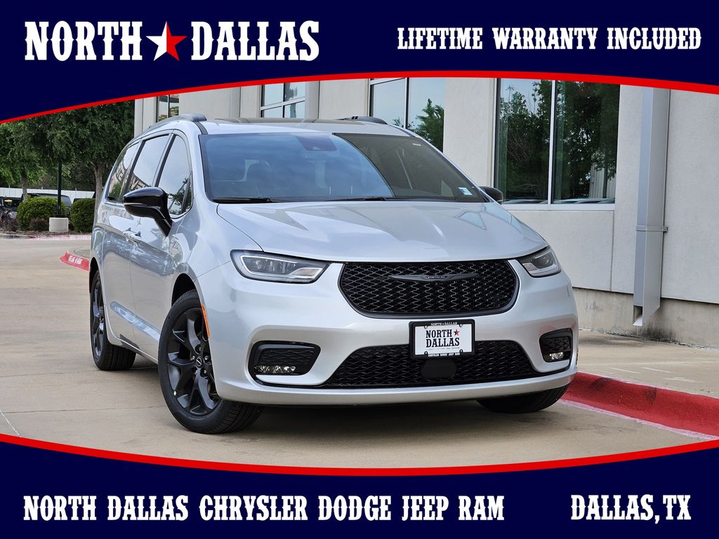 2026 Chrysler Pacifica Limited's photo