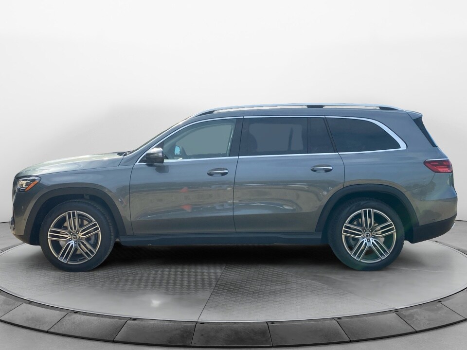 2026 Mercedes Benz GLS 450 4MATIC photo 4