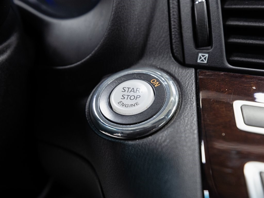 2016 INFINITI Q70L - Image 16