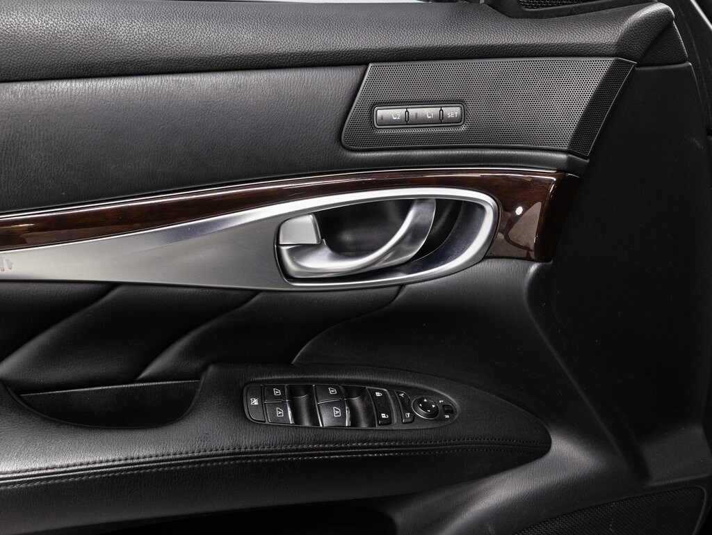 2016 INFINITI Q70L - Image 6