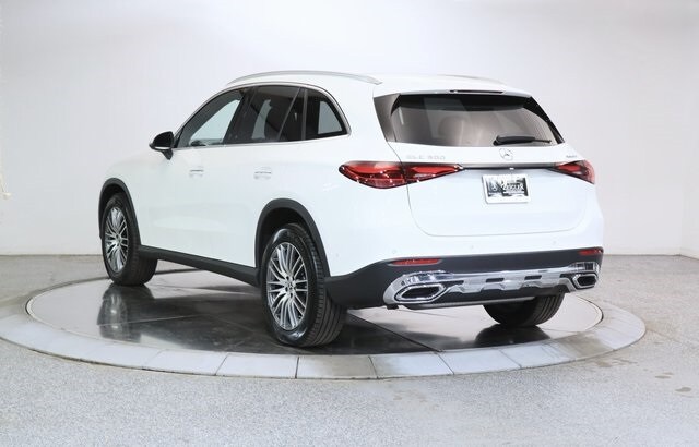 2025 Mercedes Benz GLC 300 4MATIC photo 2