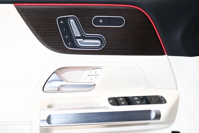 2025 Mercedes Benz GLB 250 4MATIC photo 3