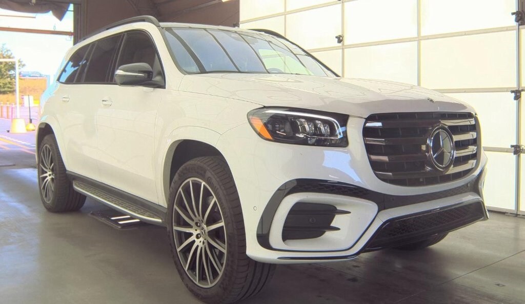 2025 Mercedes Benz GLS 580 photo 3