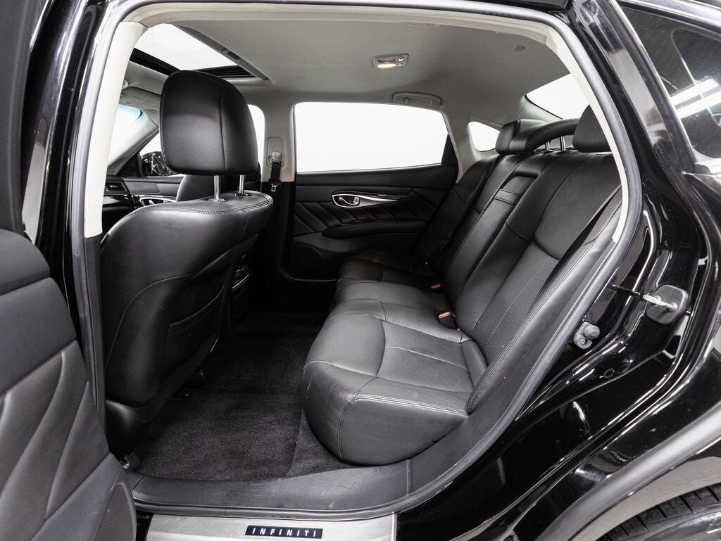 2016 INFINITI Q70L - Image 24