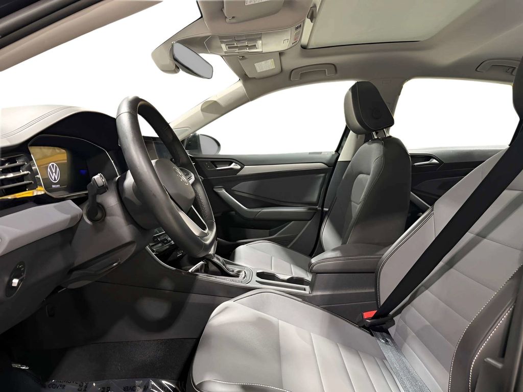 2025 Volkswagen Jetta SE - Photo 20