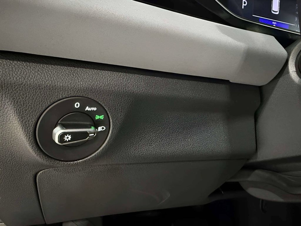 2025 Volkswagen Jetta SE - Photo 35