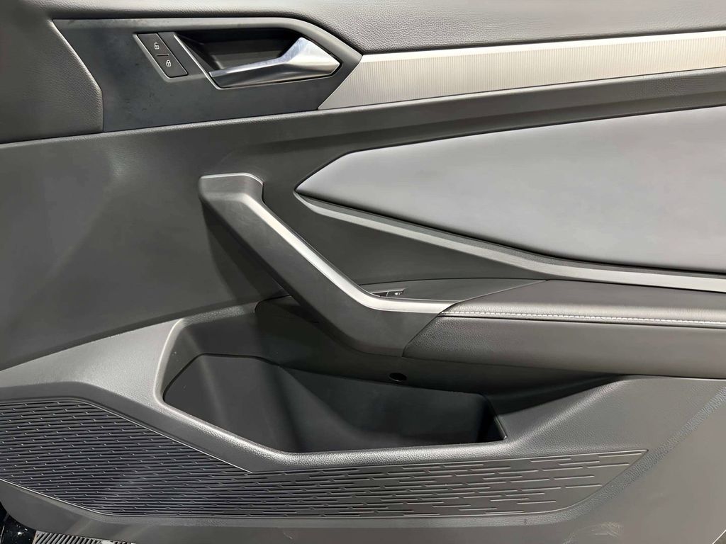 2025 Volkswagen Jetta SE - Photo 11