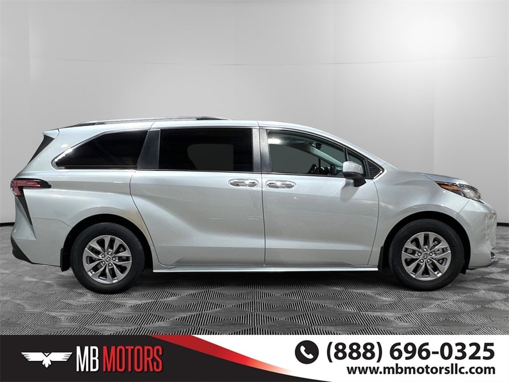 Used 2022 Toyota Sienna XLE Van Passenger Van