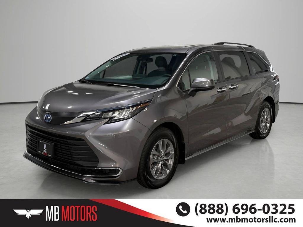 2023 Toyota Sienna LE 8-Passenger Hybrid FWD's photo