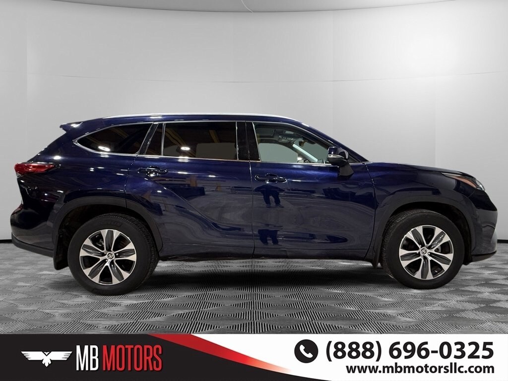 2022 Toyota Highlander XLE photo 2