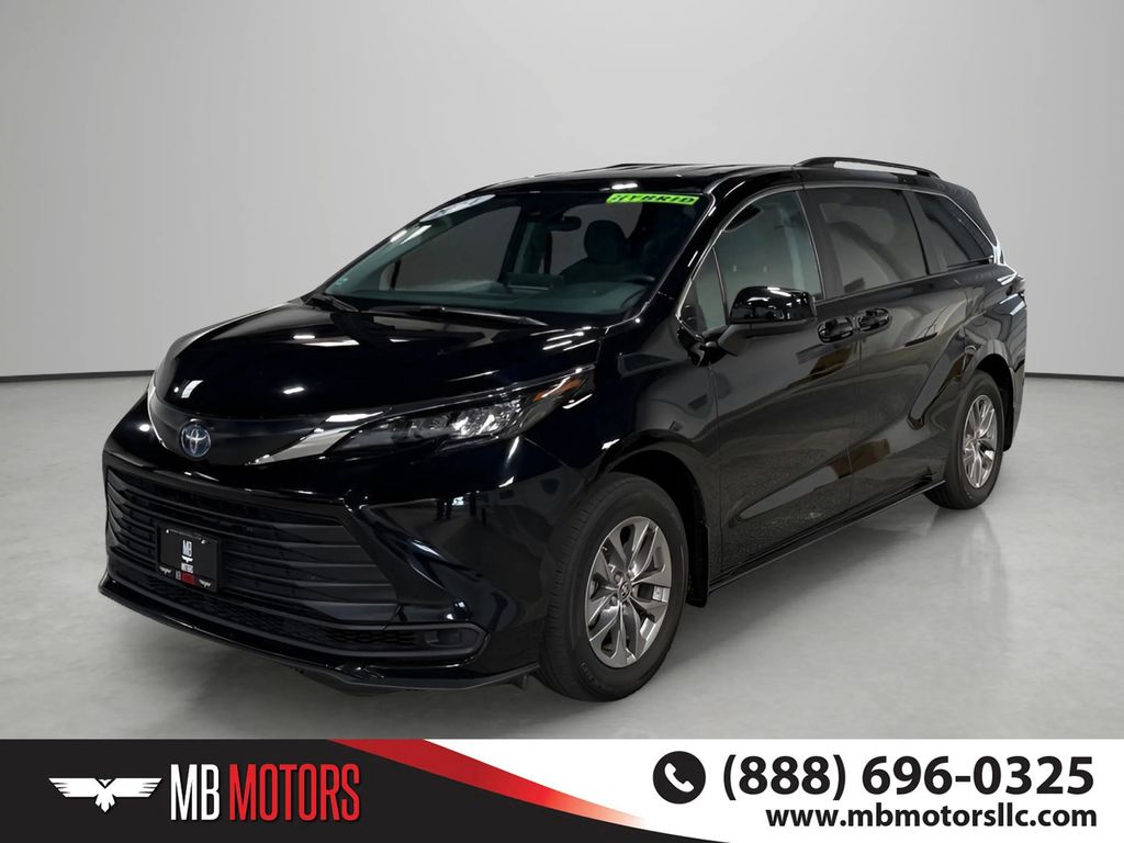 2024 Toyota Sienna LE AWD 8-Passenger's photo