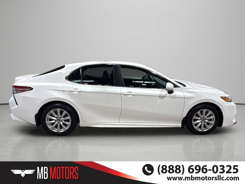 Used 2018 Toyota Camry SE Sedan