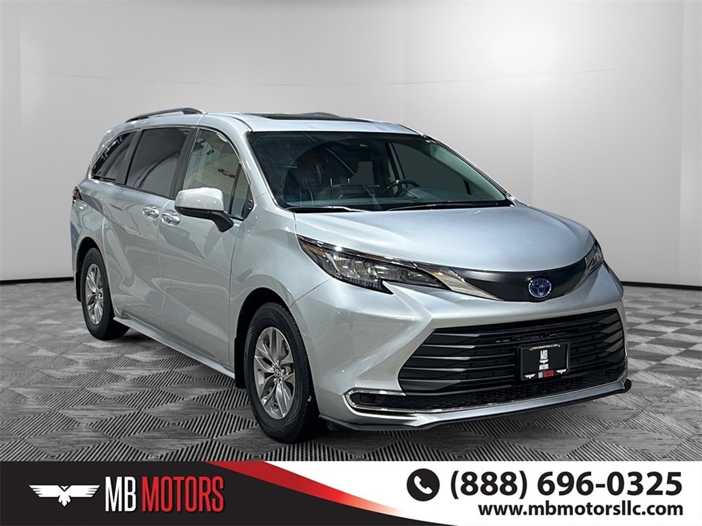 Used 2022 Toyota Sienna XLE Van Passenger Van