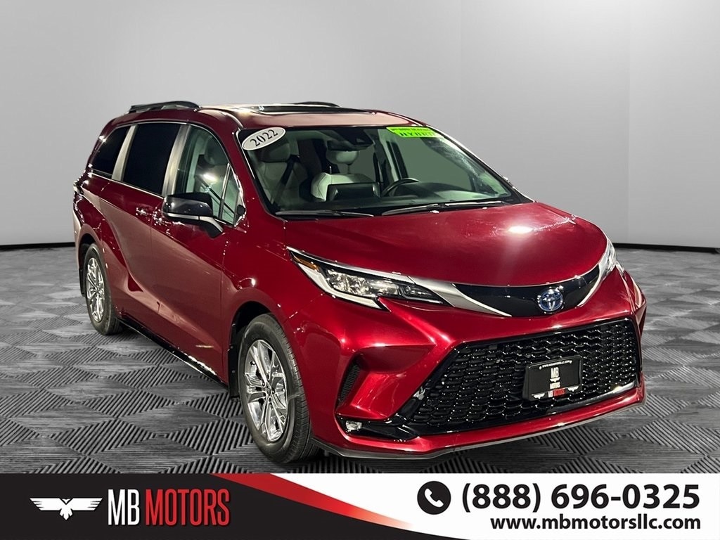 2022 Toyota Sienna XSE's photo