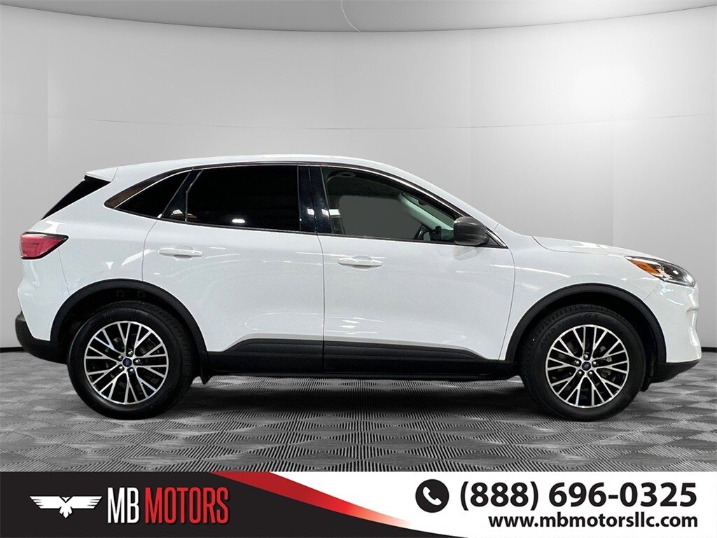 2022 Ford Escape SE photo 2