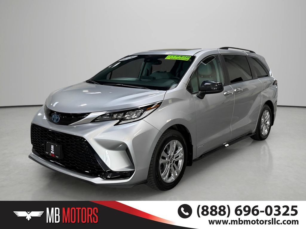 2021 Toyota Sienna LE 8-Passenger Hybrid AWD's photo