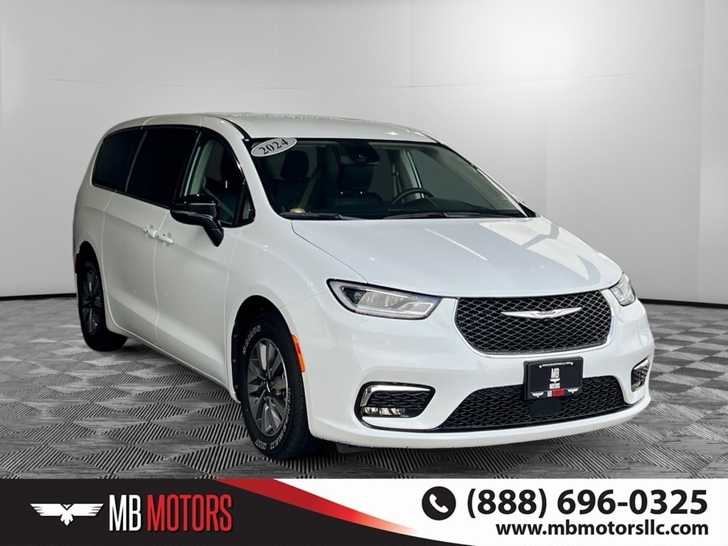 2024 Chrysler Pacifica PHEV Select's photo