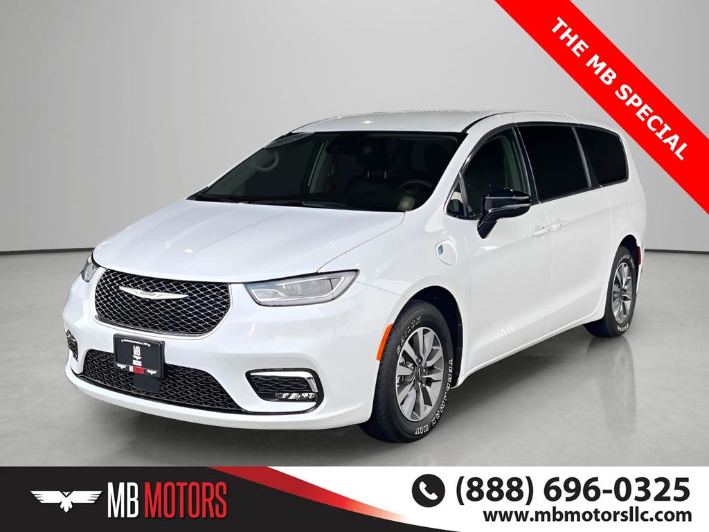 2024 Chrysler Pacifica Hybrid Select PHEV's photo
