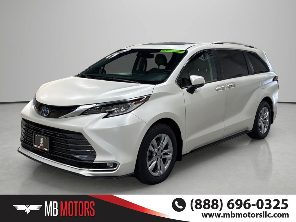 2023 Toyota Sienna Woodland Edition Hybrid AWD's photo