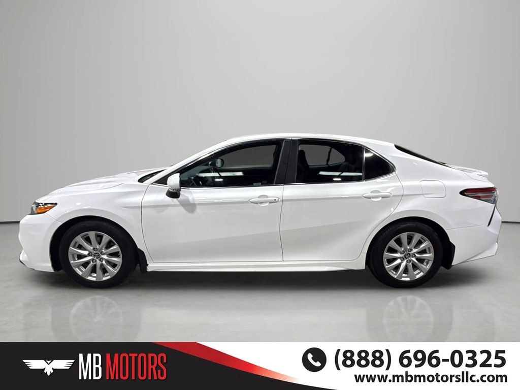 Used 2018 Toyota Camry SE Sedan